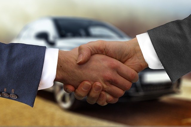 Zakup auta w komisie lub od osoby fizycznej – jakie są prawne różnice